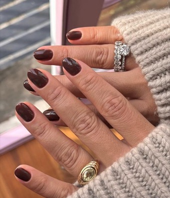 Świąteczne paznokcie według z Instagrama. Królują wystawne czerwienie i brązy